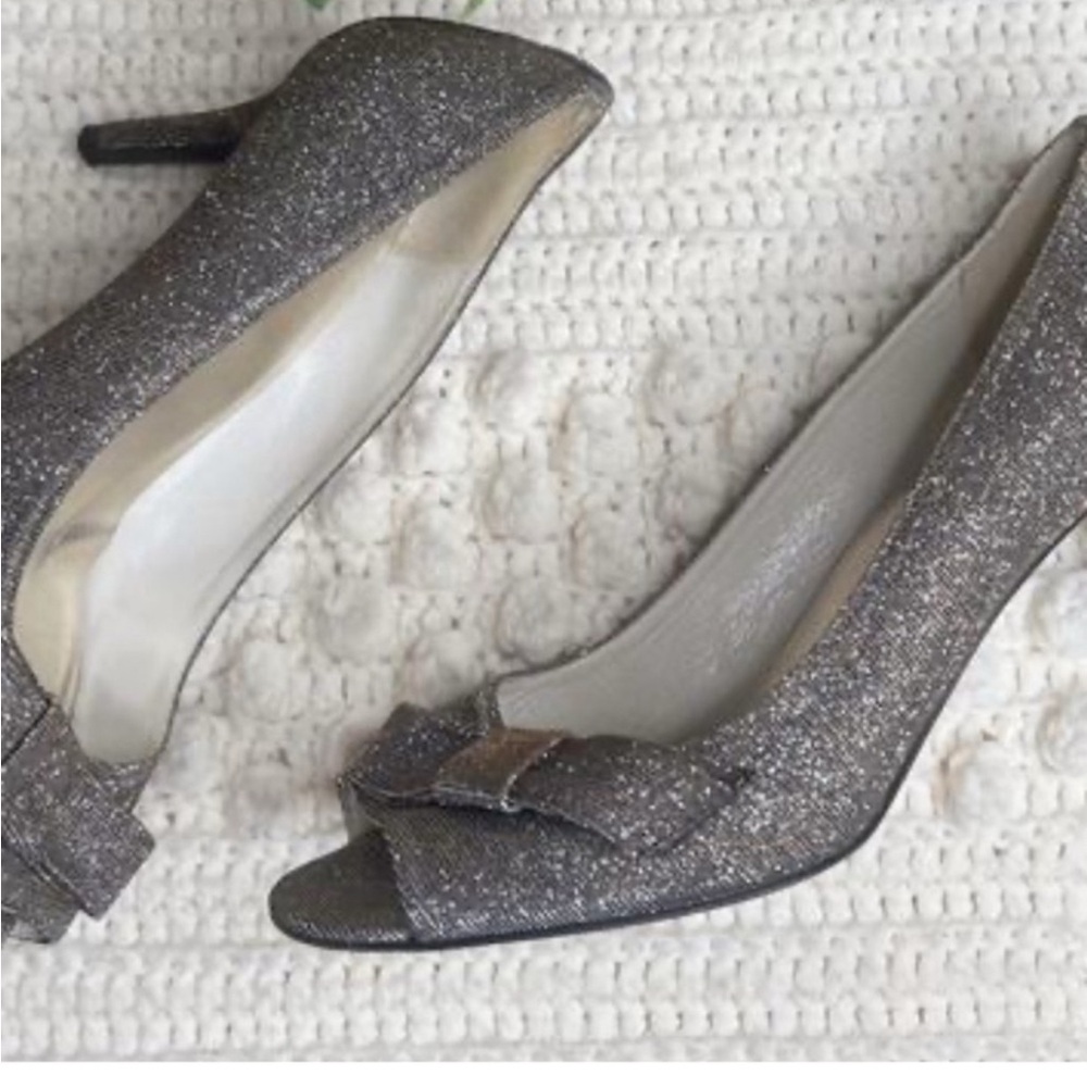 STUART WEITZMAN 9 Bowover Metallic Peep Toe Pump Heel Leather Shoes Bow Pyrite - Picture 2 of 7